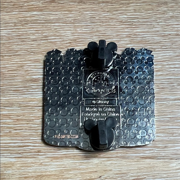 Authentic Disney ⭐️ Jiminy Cricket Silver Enamel Pin with Iconic Characters - Picture 2 of 8